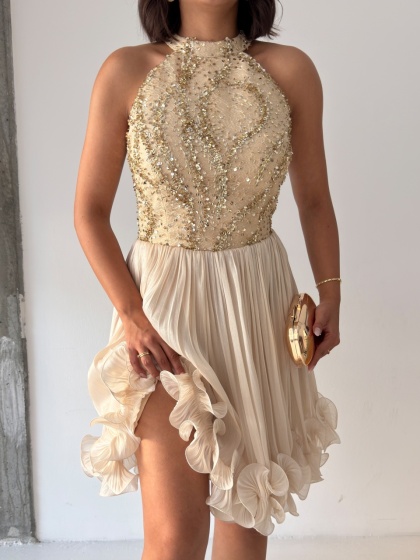 Rochie eleganta din satin creponat accesorizata cu paiete