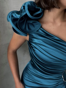 Rochie eleganta lunga din satin cu accesoriu pampon - Img 2