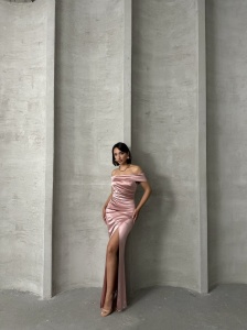 Rochie eleganta lunga din satin cu umeri goi si crapata pe picior - Img 4