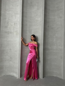Rochie eleganta lunga din satin cu umeri goi si crapata pe picior - Img 7