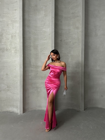 Rochie eleganta lunga din satin cu umeri goi si crapata pe picior - Img 5