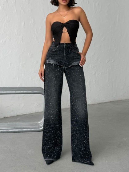 Blugi cu croi larg si aplicatii din strasuri