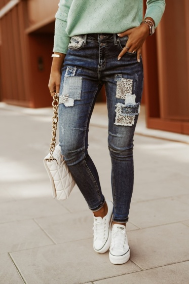 Blugi elastici cu abraziuni