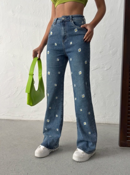 Blugi evazati cu design floral