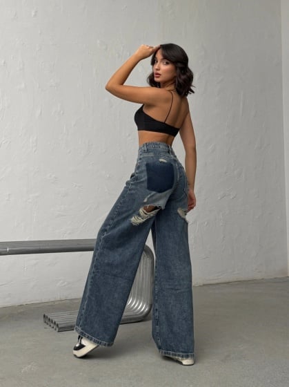 Blugi evazati cu rupturi la spate