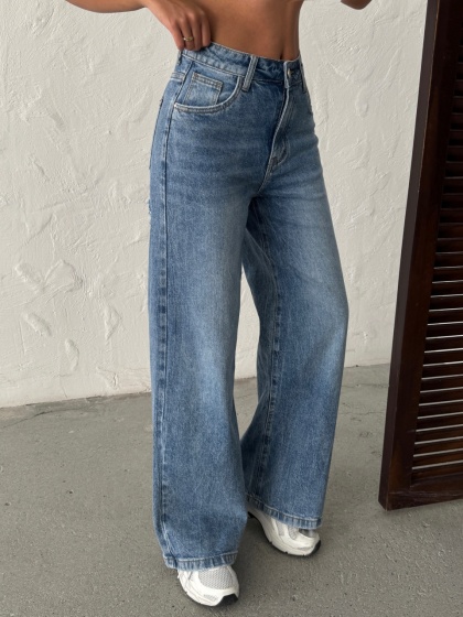 Blugi evazati cu rupturi si aplicatii din strasuri la spate - Img 7