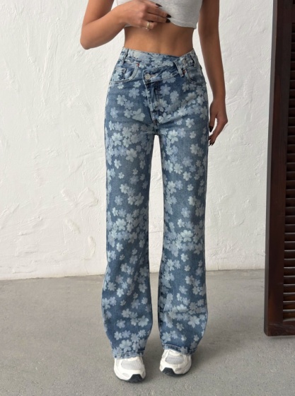 Blugi evazati cu talie asimetrica