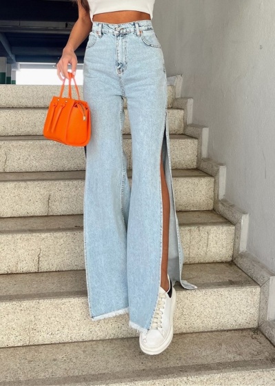 Blugi evazati desfacuti pe lateral