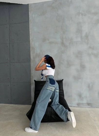 Blugi wide leg cu design rupt la spate