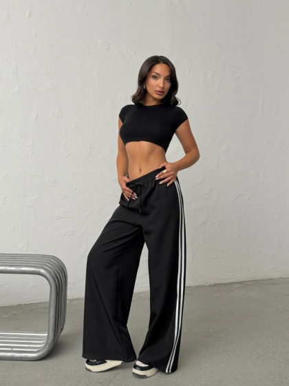 Pantaloni evazati cu detaliu dungi