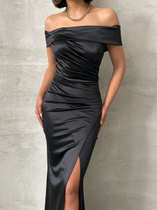 Rochie eleganta lunga din satin cu umeri goi si crapata pe picior - Img 3