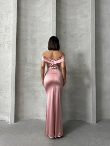 Rochie eleganta lunga din satin cu umeri goi si crapata pe picior - Img 5