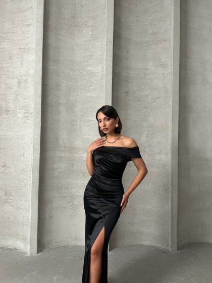 Rochie eleganta lunga din satin cu umeri goi si crapata pe picior - Img 5