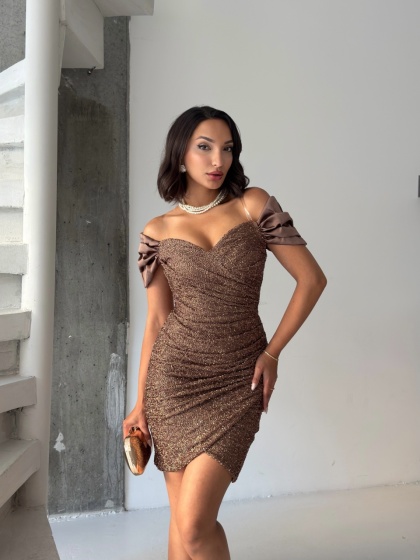Rochie eleganta scurta accesorizata cu detalii stralucitoare