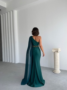 Rochie lunga eleganta cu detalii din paiete si trena fluida pe maneca - Img 3