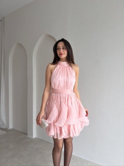 Rochie scurtă elegantă din satin cu falduri