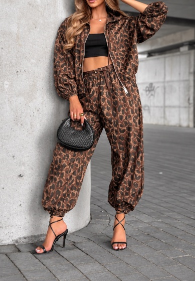 Set din fas cu jachetă bomber și pantaloni jogger cu imprimeu leopard
