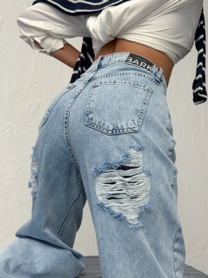 Blugi cu croi larg si rupturi pe posterior