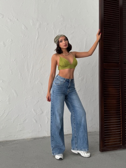 Blugi evazati cu rupturi si aplicatii din strasuri la spate - Img 4