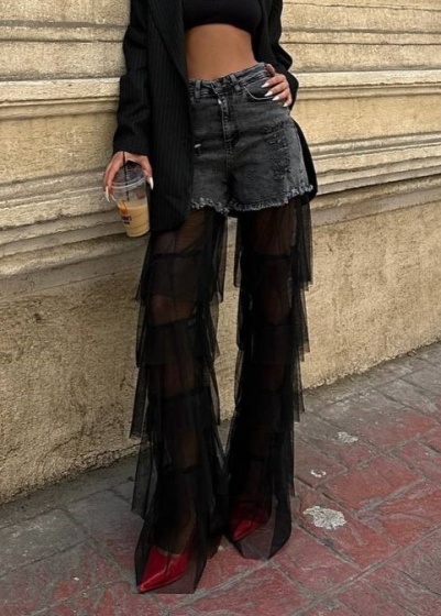 Blugi evazati elastici cu volane din tul