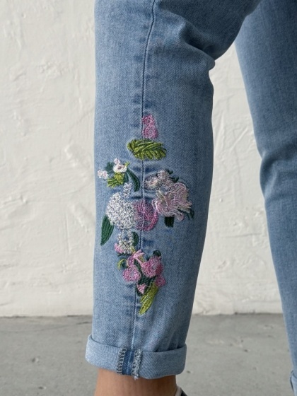 Blugi mom fit cu broderie florală - Img 4