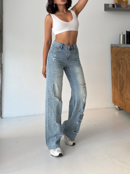 Blugi wide leg usor elastici accesorizati cu strasuri