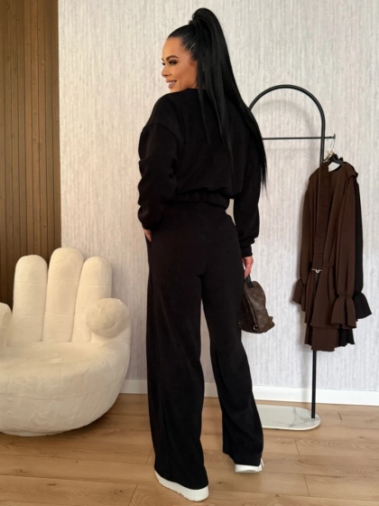 Costum din material reiat, cu jachetă scurtă și nasturi decorativi - Img 3