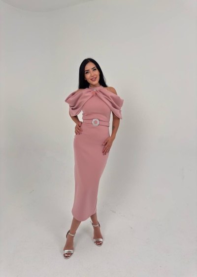 Rochie eleganta cu umeri goi și broșă elegantă - Img 2