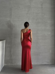 Rochie eleganta lunga din satin cu accesoriu pampon - Img 3