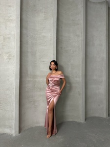 Rochie eleganta lunga din satin cu umeri goi si crapata pe picior - Img 6