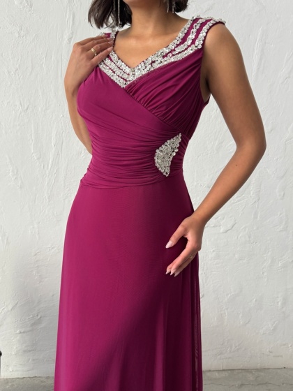 Rochie lunga din tull accesorizata cu strasuri
