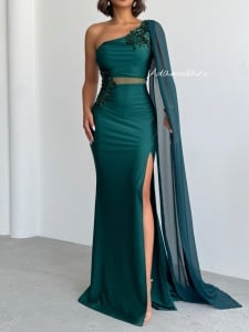 Rochie lunga eleganta cu detalii din paiete si trena fluida pe maneca - Img 1