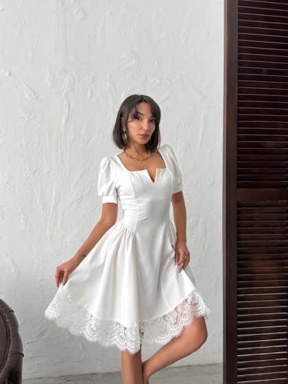 Rochie scurtă cu garnitura din dantela si funda la spate