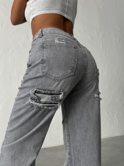 Blugi evazati cu rupturi la spate