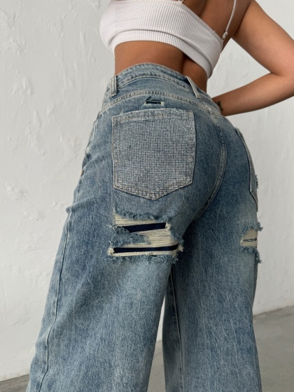 Blugi evazati cu rupturi si aplicatii din strasuri la spate