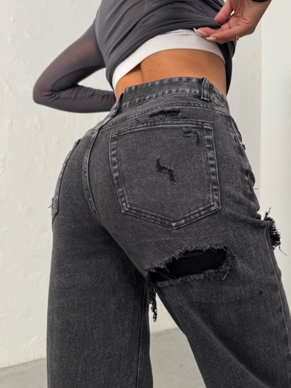Blugi evazati cu rupturi