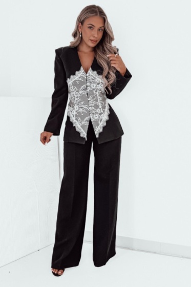 Costum cu pantalon evazat si detaliu dantela