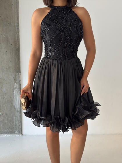Rochie eleganta din satin creponat accesorizata cu paiete