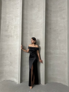 Rochie eleganta lunga din satin cu umeri goi si crapata pe picior - Img 5