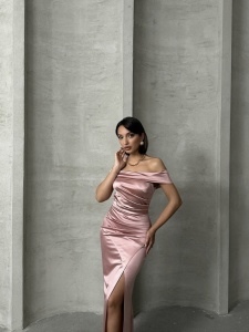 Rochie eleganta lunga din satin cu umeri goi si crapata pe picior - Img 7