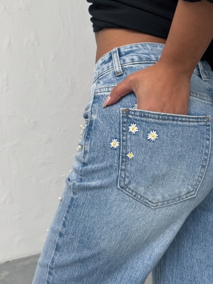 Blugi evazati elastici cu perle si insertii florale - Img 1