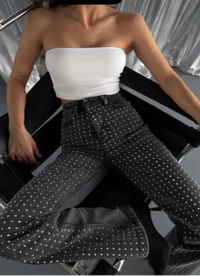 Blugi evazati usor elastici accesorizati cu strasuri