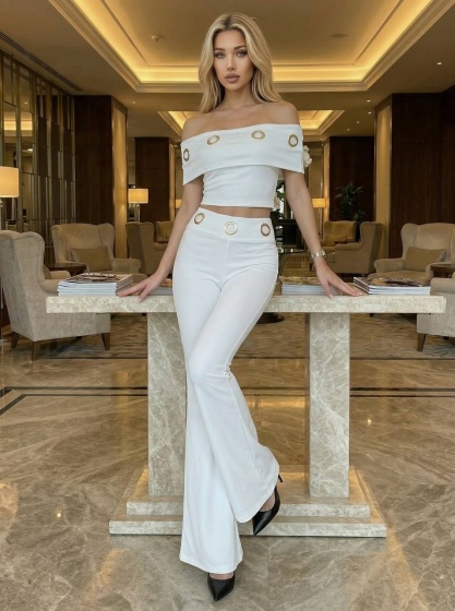 Compleu cu pantalon evazat accesorizat cu cercuri din metal