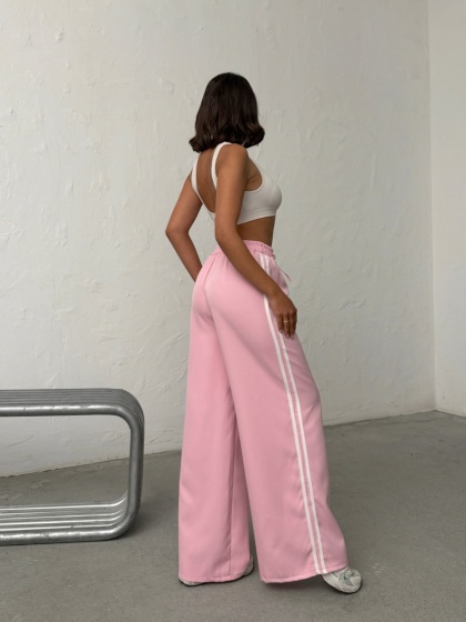 Pantaloni evazati cu detaliu dungi