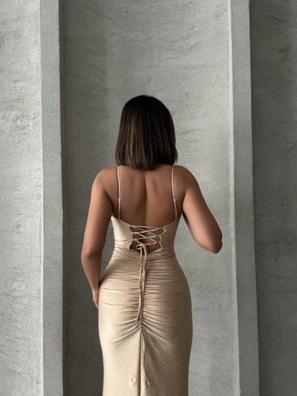 Rochie eleganta cu siret la spate accesorizata cu strasuri