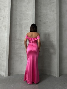 Rochie eleganta lunga din satin cu umeri goi si crapata pe picior - Img 2