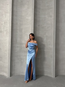 Rochie eleganta lunga din satin cu umeri goi si crapata pe picior - Img 5