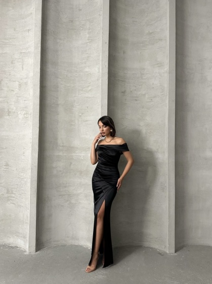 Rochie eleganta lunga din satin cu umeri goi si crapata pe picior - Img 6