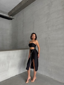 Rochie eleganta stransa pe corp cu accesoriu lant - Img 7
