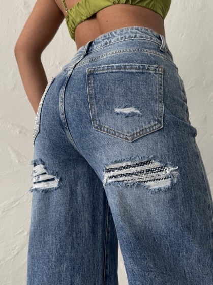 Blugi evazati cu rupturi si aplicatii din strasuri la spate - Img 5